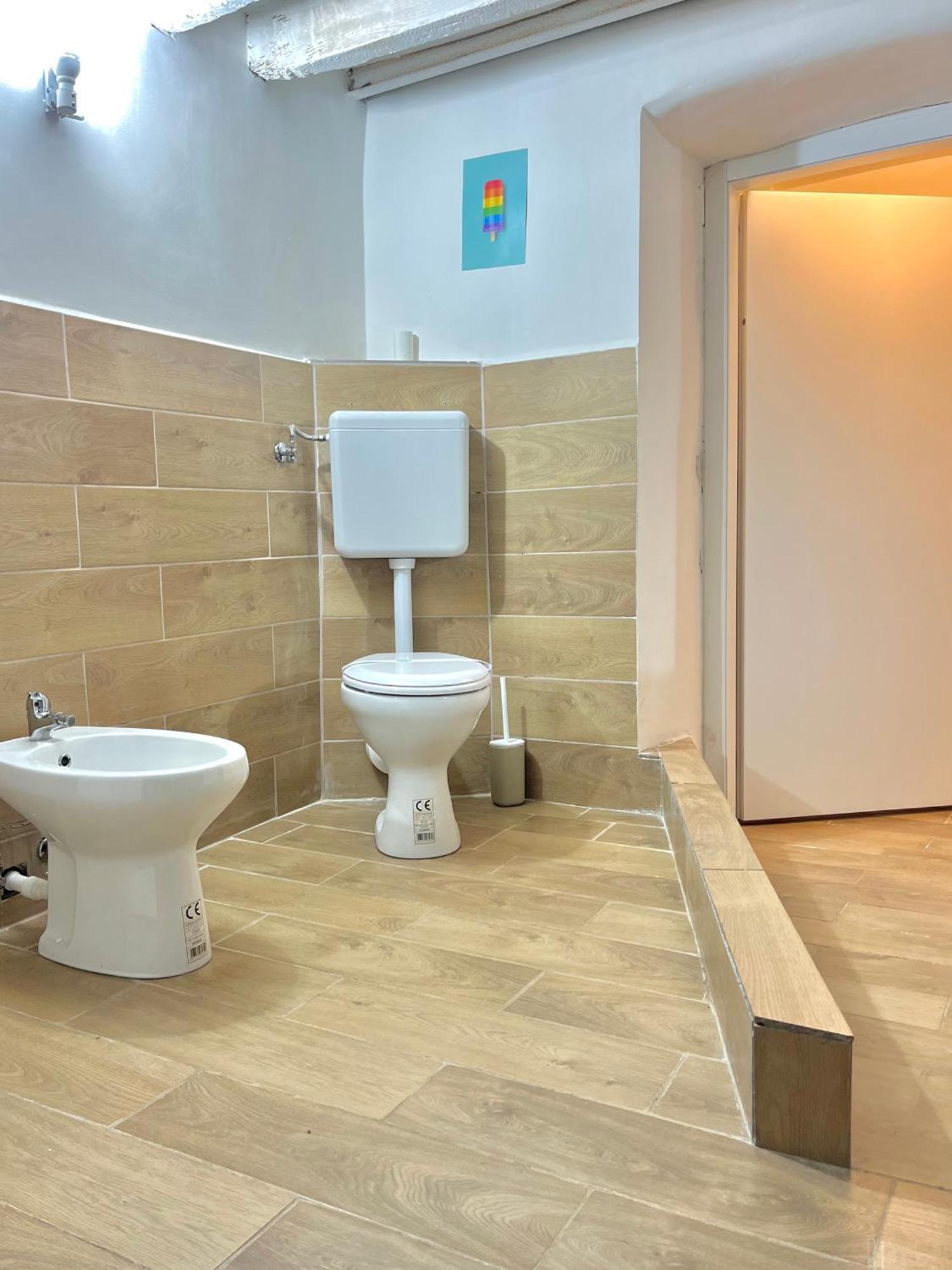 Genova Centro Affittacamere- Bagno In Comune Exterior foto