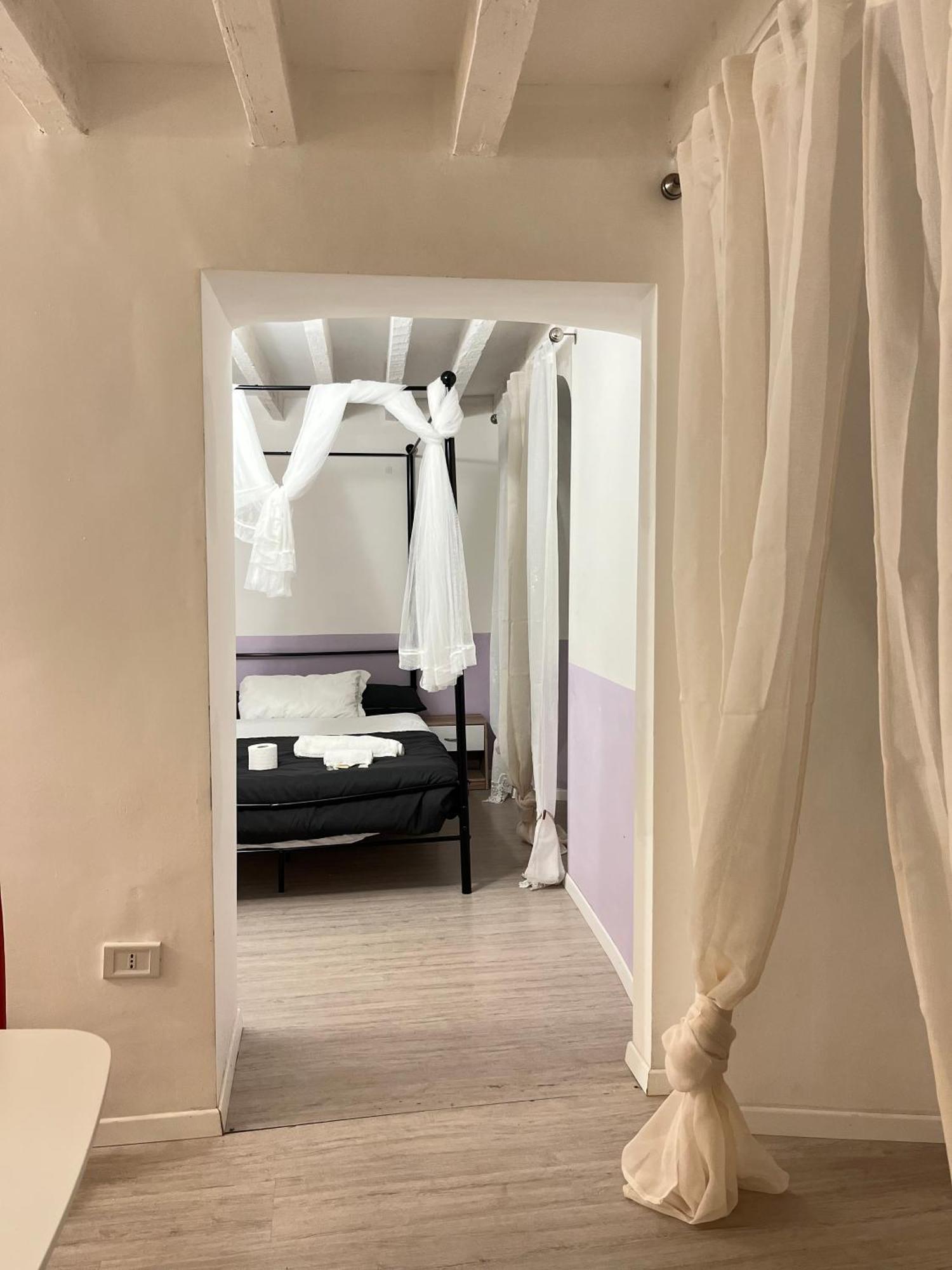 Genova Centro Affittacamere- Bagno In Comune Exterior foto